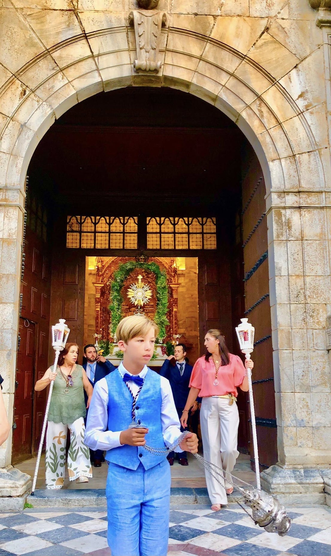 1.800 kilos de sal de colores engalanaron el corazón de Olivenza por el Corpus Christi