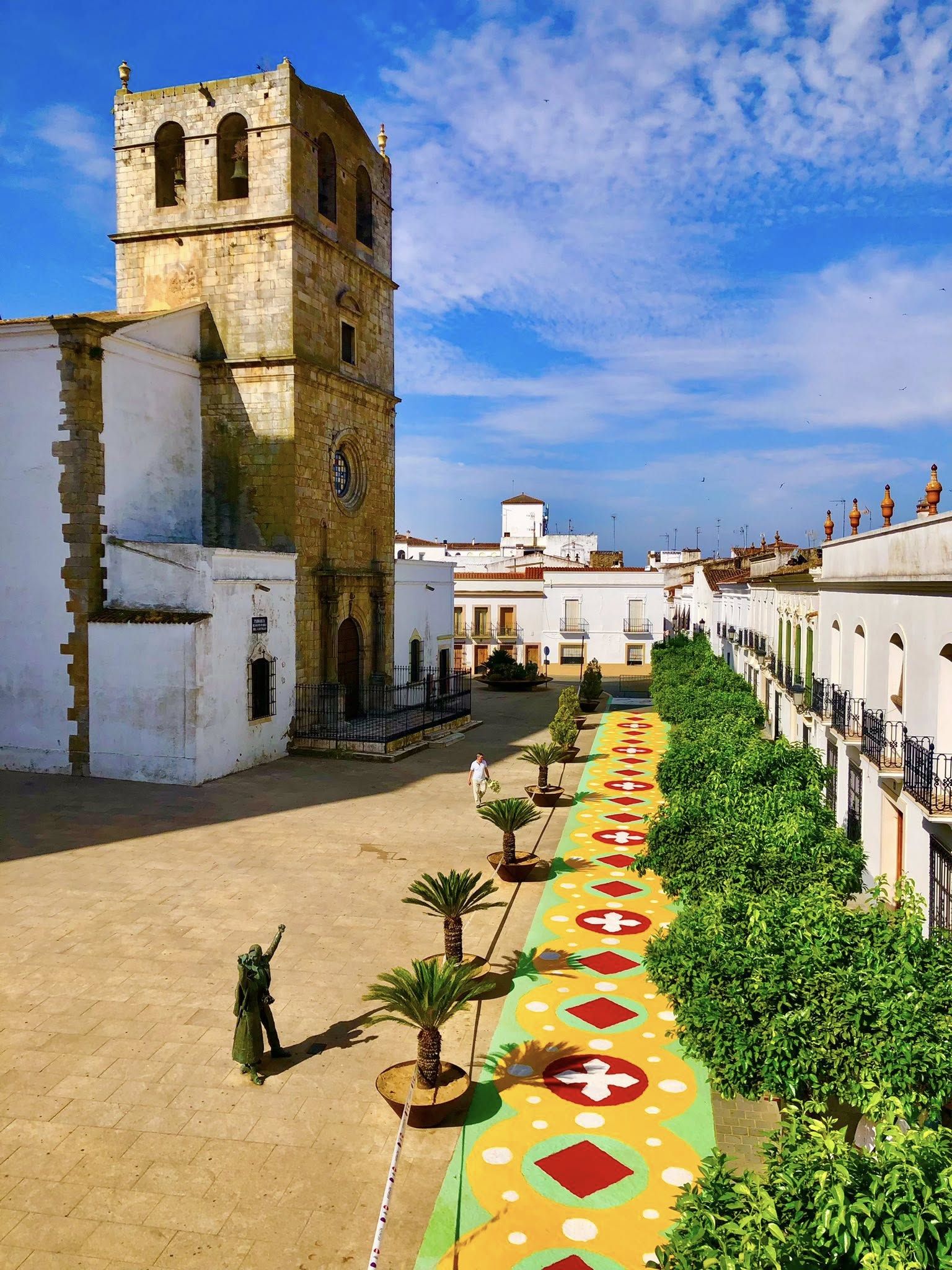 1.800 kilos de sal de colores engalanaron el corazón de Olivenza por el Corpus Christi