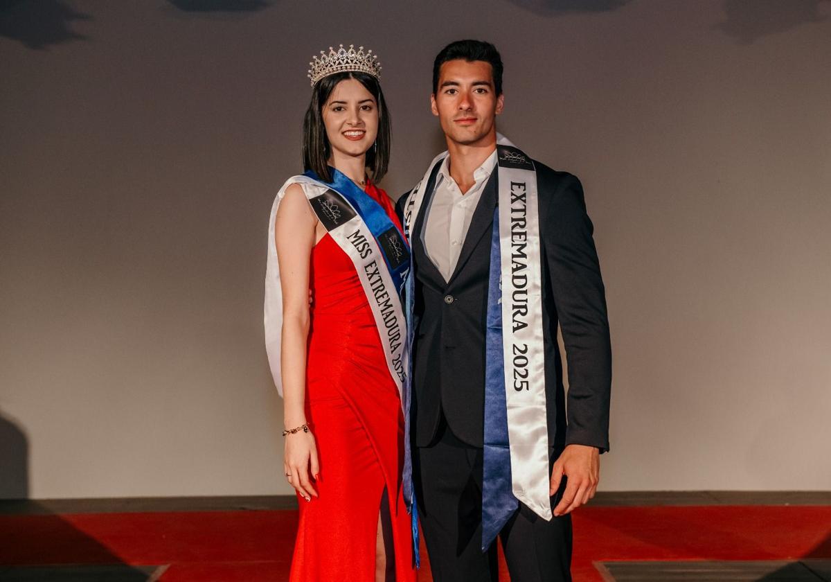 López y De Manuel con sus bandas de Miss y Mister de la Moda de Extremadura 2025.