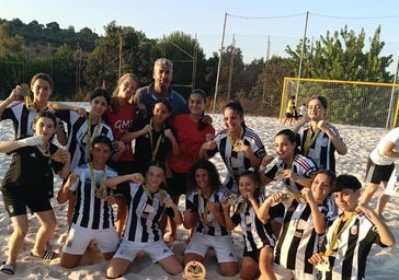 Las oliventinas Celia López y Carmen García Minino brillan en el fútbol playa con el CD Badajoz