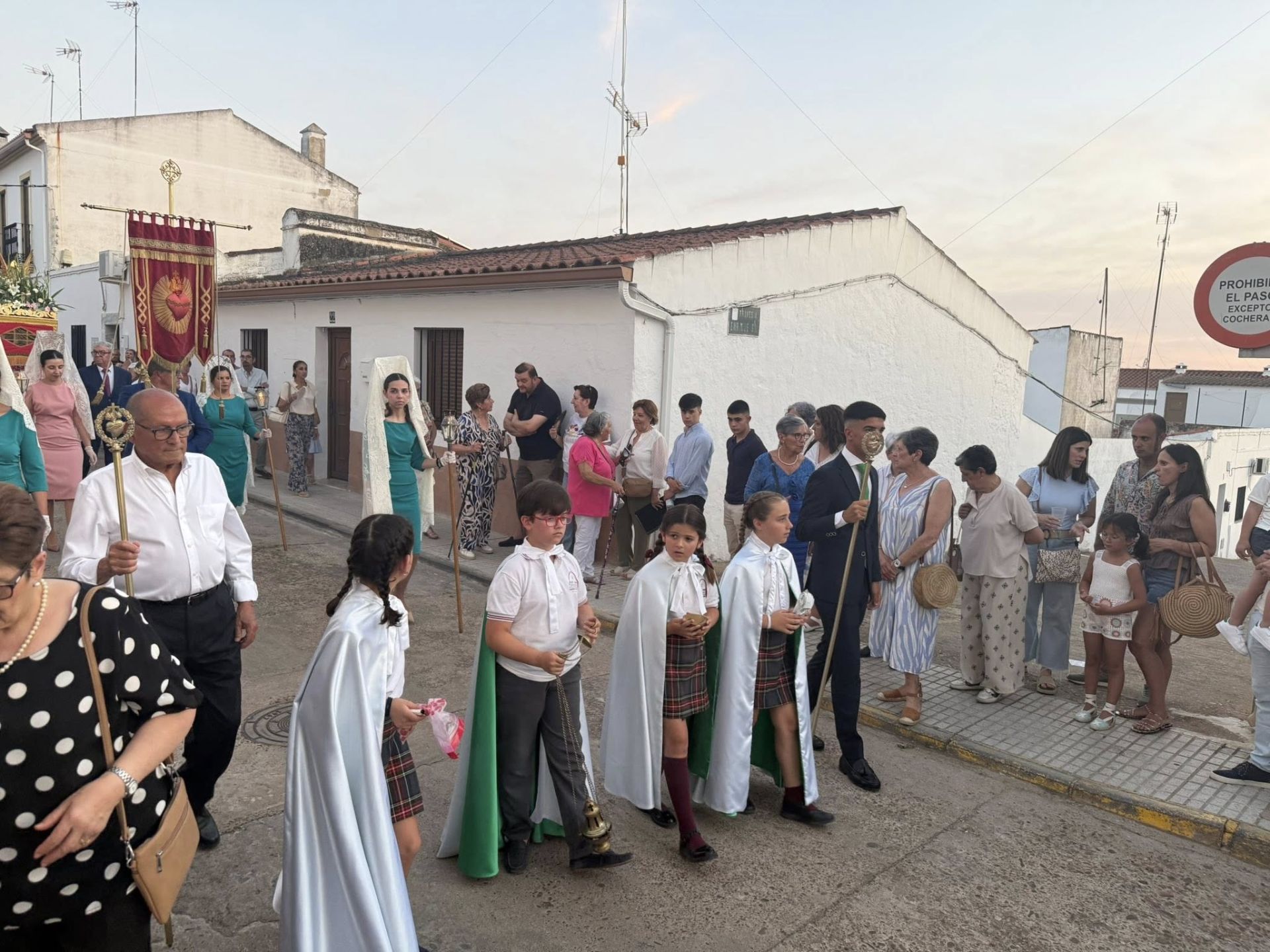 El Sagrado Corazón vuelve a procesionar por las calles de su barriada
