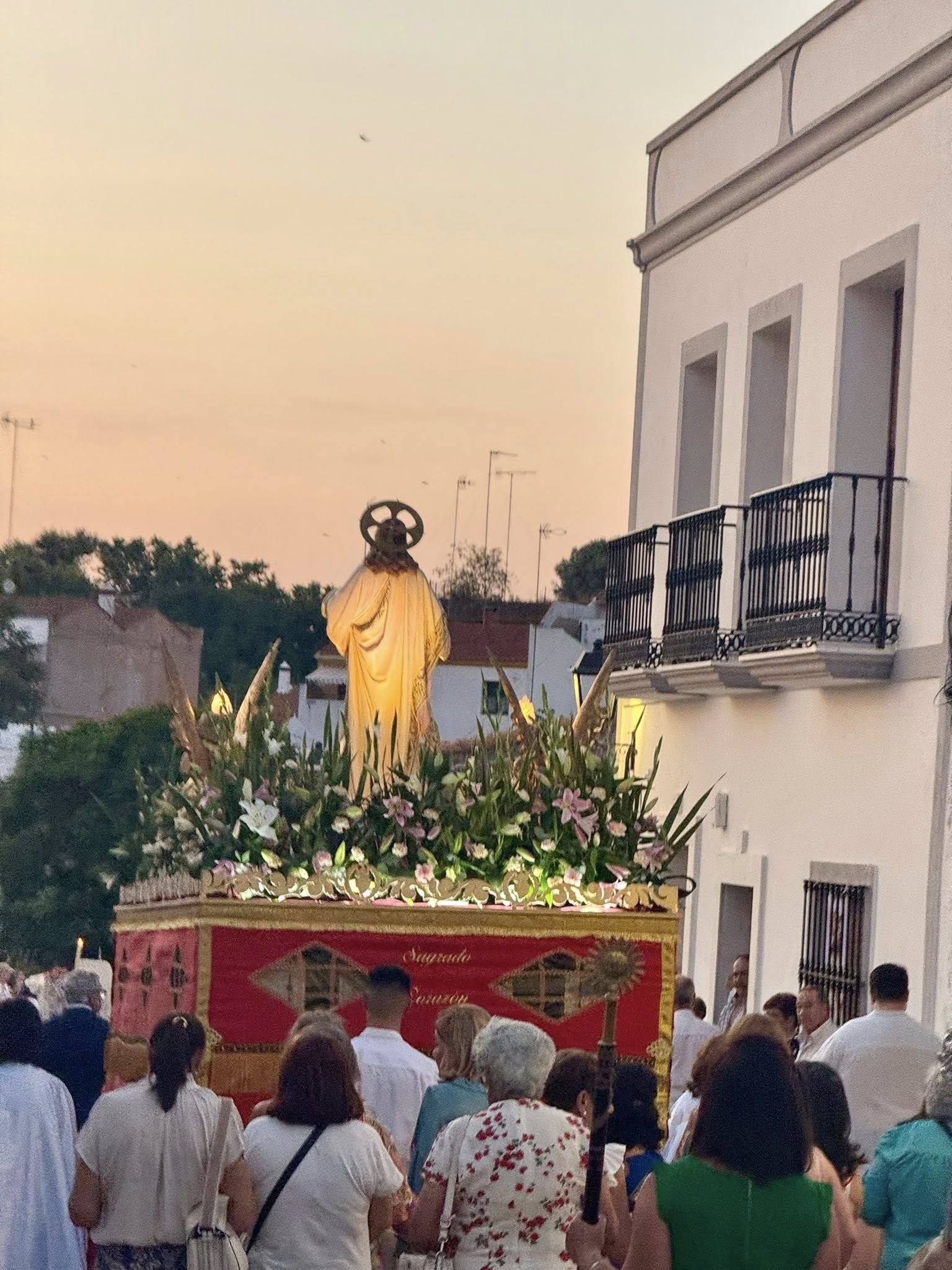 El Sagrado Corazón vuelve a procesionar por las calles de su barriada