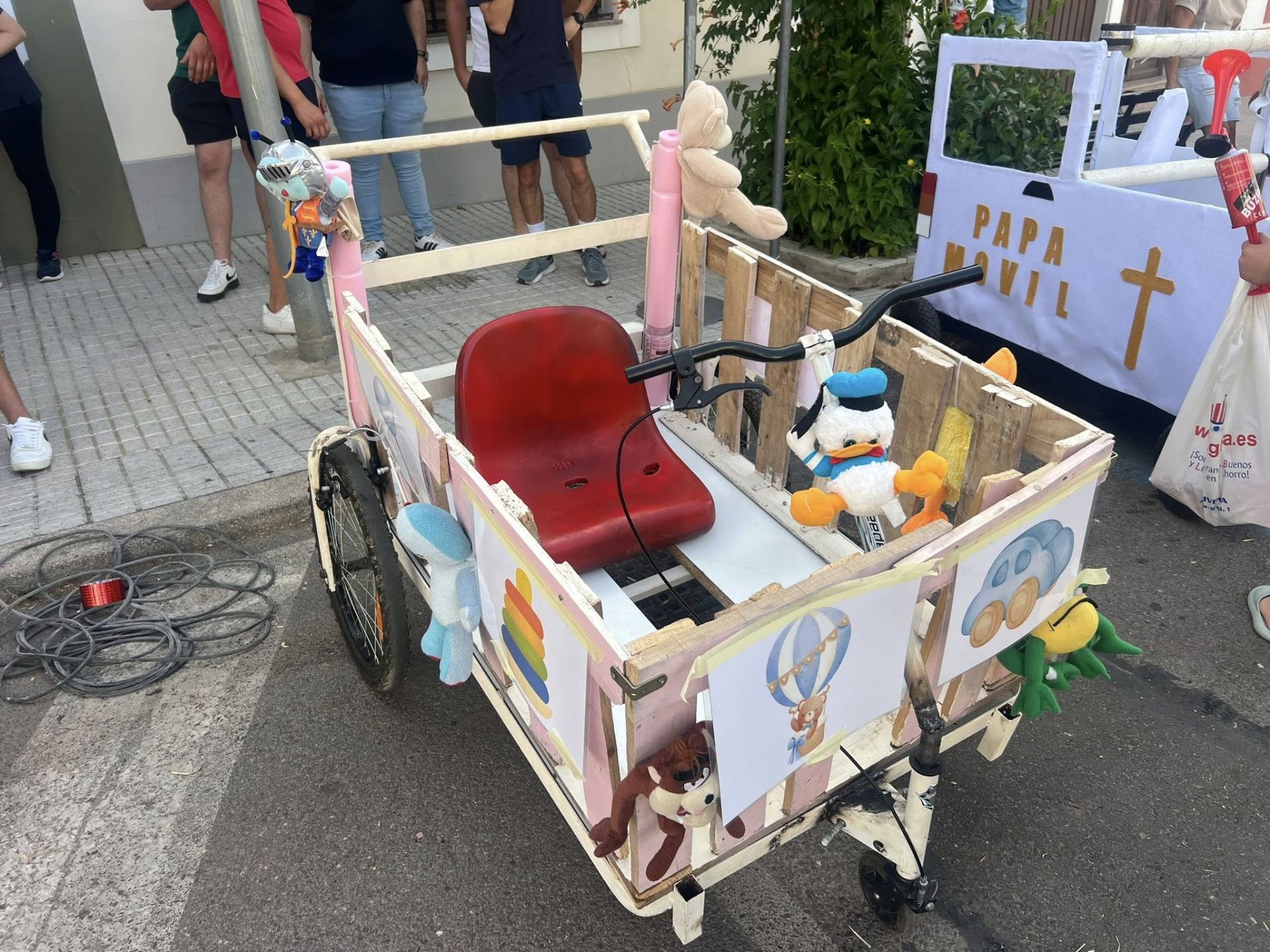 La carrera de autos locos llenó de diversión la feria de La Farrapa
