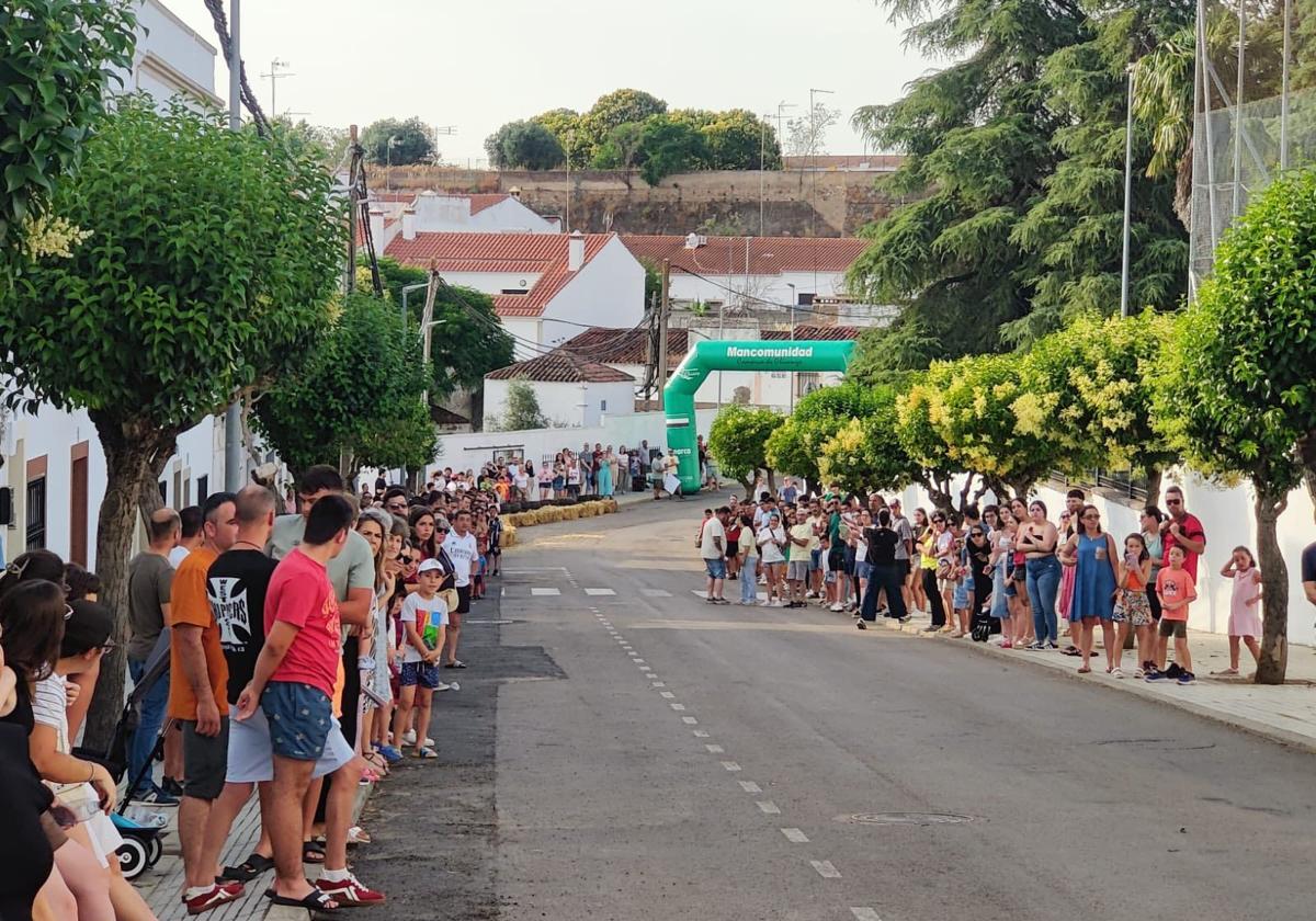 La carrera de autos locos llenó de diversión la feria de La Farrapa