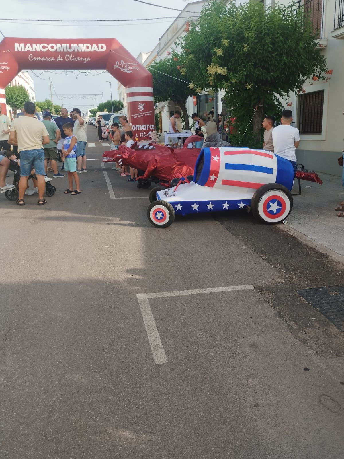 La carrera de autos locos llenó de diversión la feria de La Farrapa