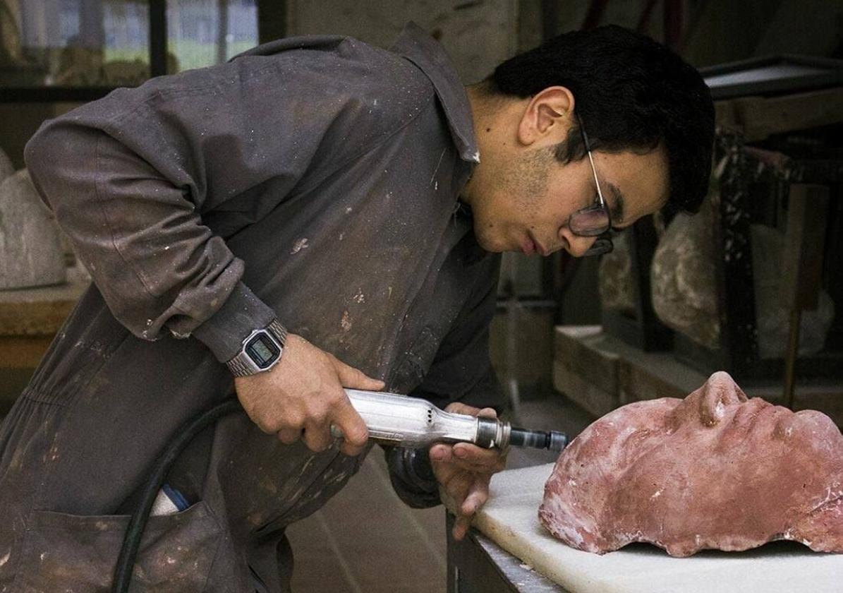 El escultor Jesús de Zafra en pleno proceso creativo.