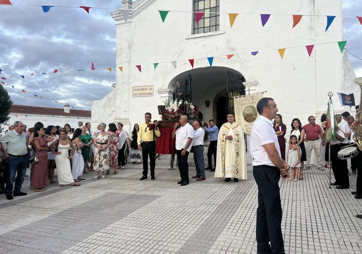 Salida en procesión de San Benito.