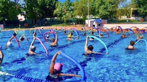 Más de 330 personas participan en las actividades deportivas acuáticas de la Piscina Municipal