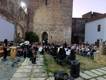 La ciudad se vuelca con el concierto solidario de La Filarmónica de Olivenza
