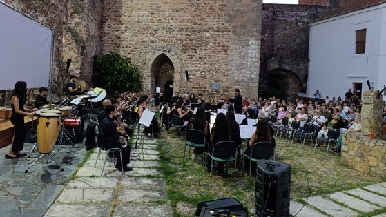 La ciudad se vuelca con el concierto solidario de La Filarmónica de Olivenza