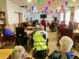 Los mayores disfrutaron de la actuación.