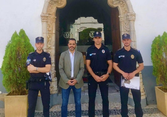 El regidor y el jefe de la Policía Local y los nuevos agentes.