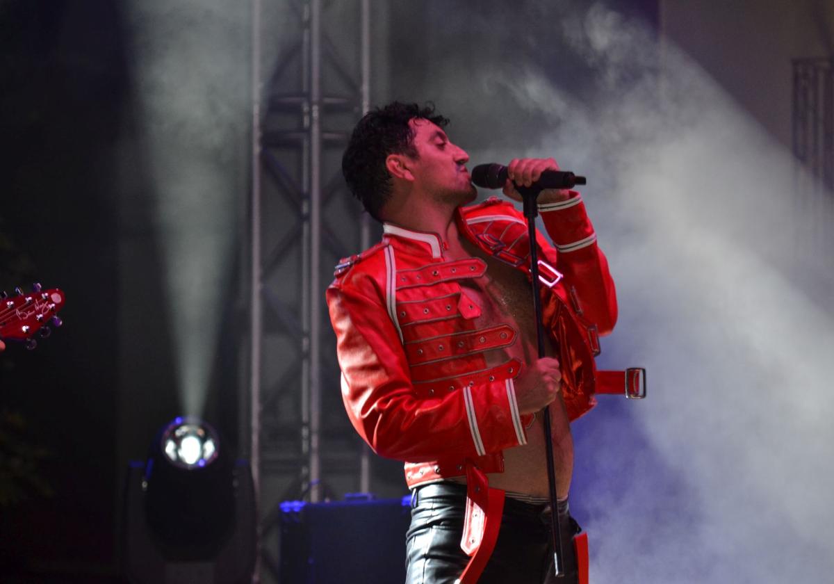 El cantante Andrés Lázaro en plena actuación.