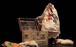 la actriz Nuqui Fernández en una escena de Ñoña Inés.