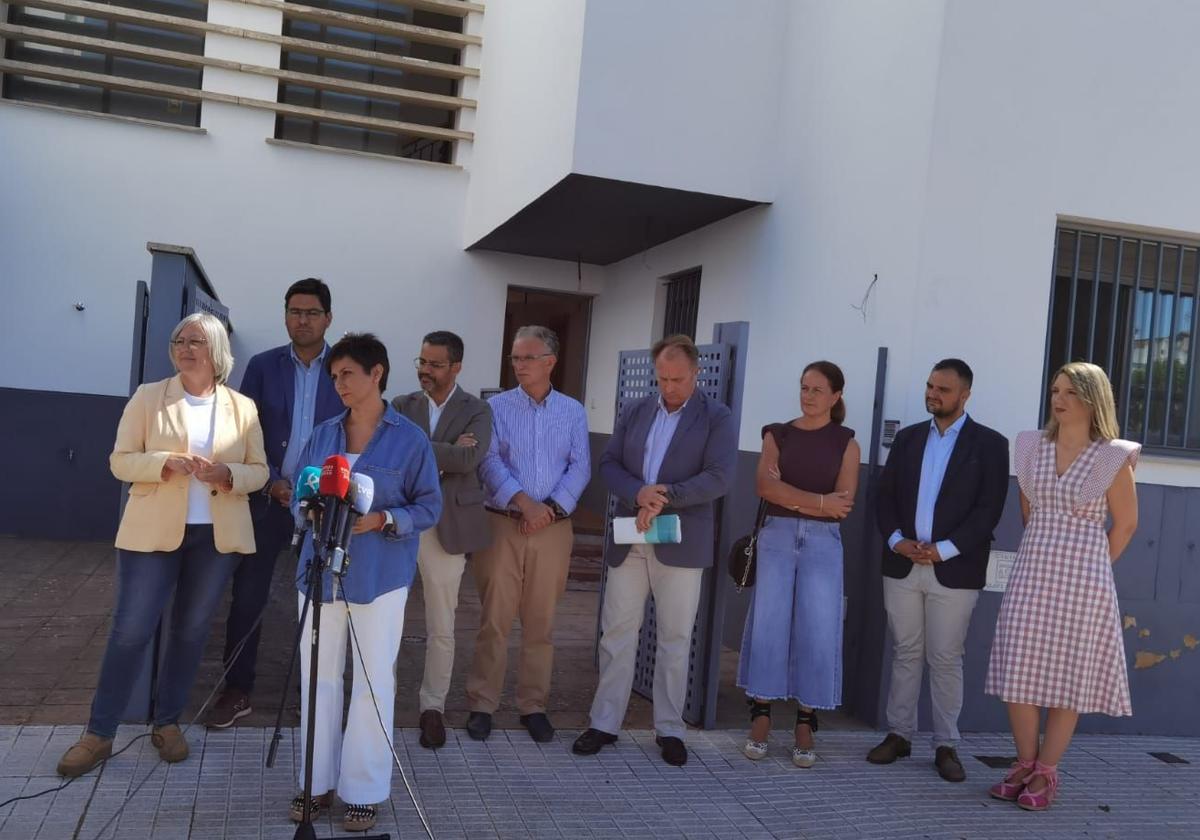 Ministra y autoridades en la presentación del proyecto.