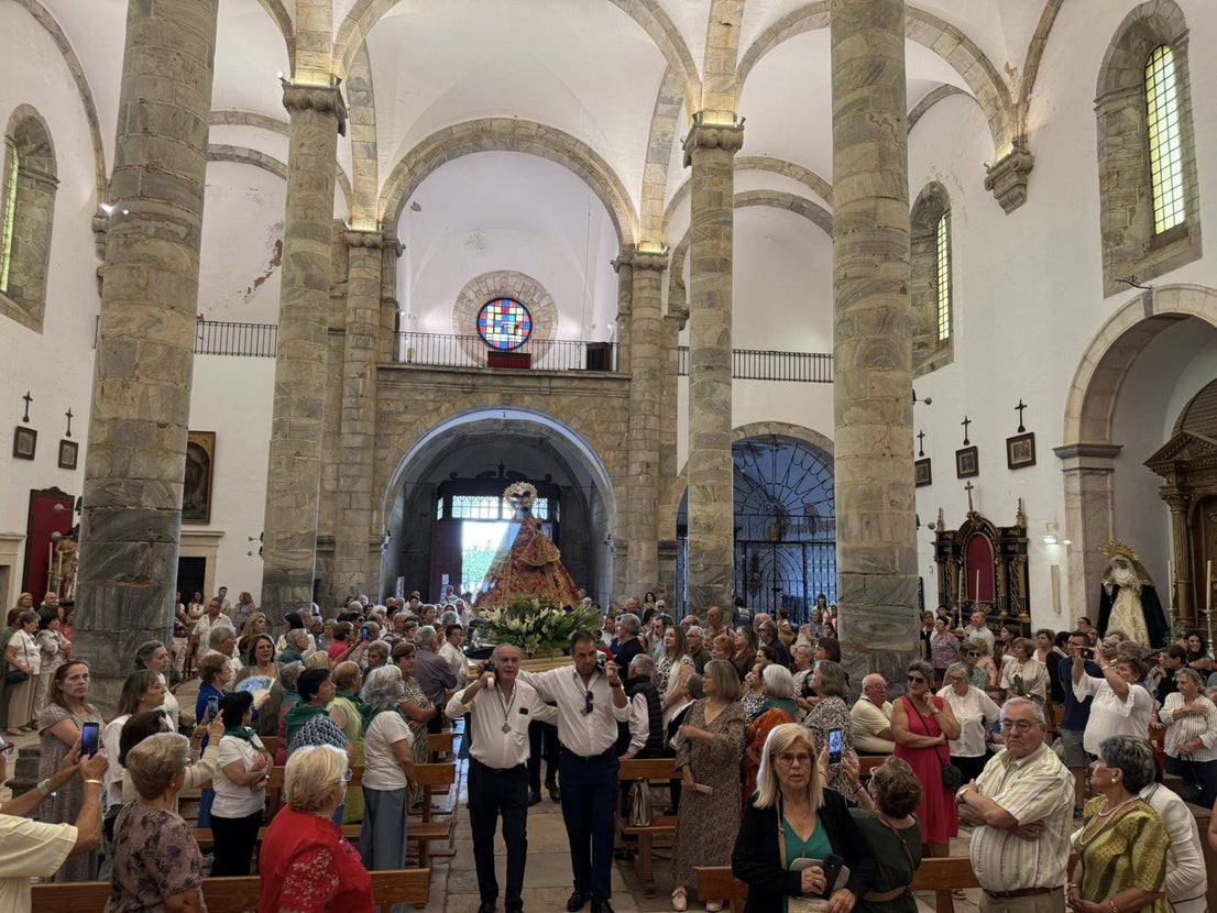 La procesión de la Virgen de Guadalupe marcó el Día de Extremadura