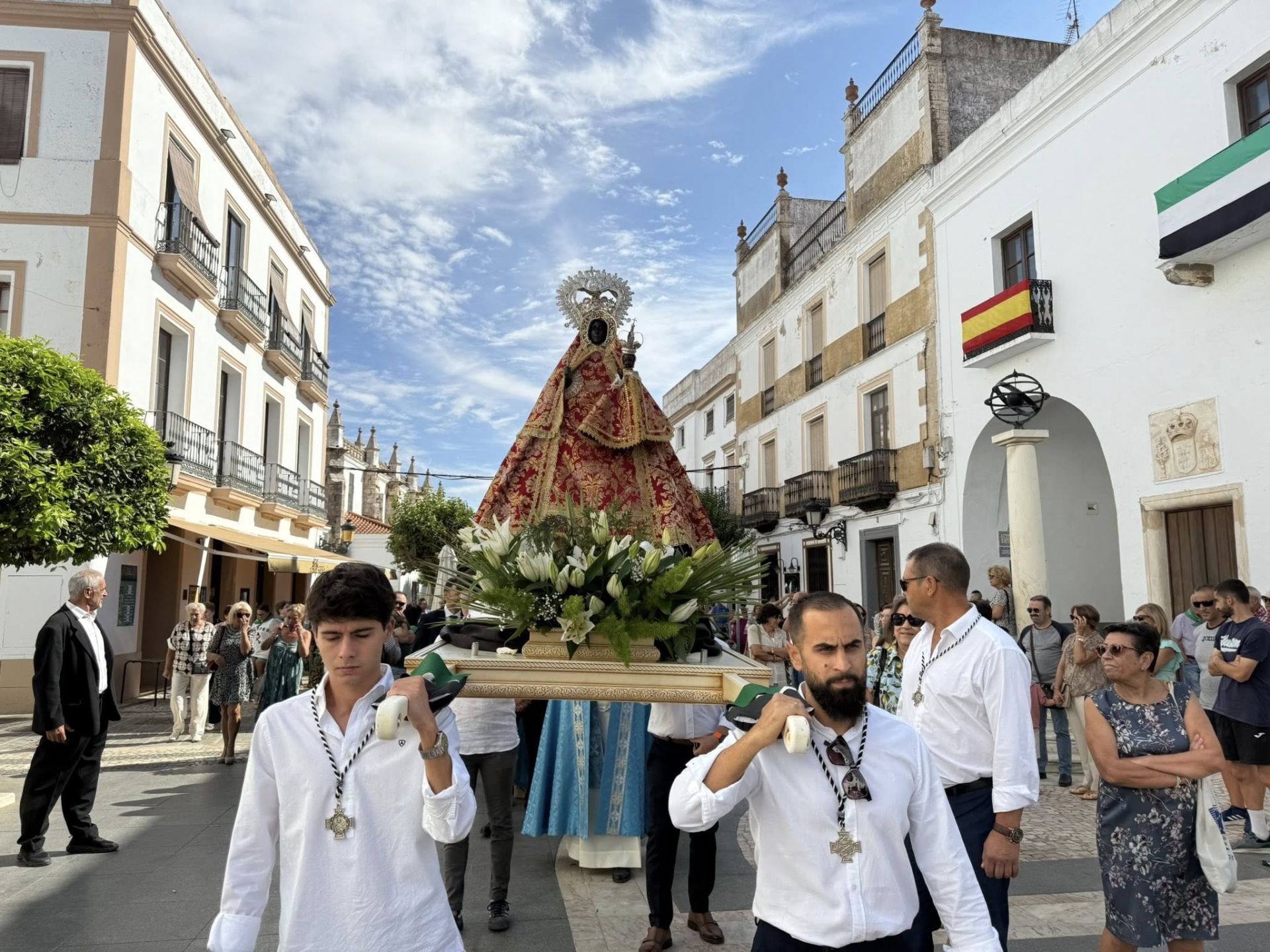 La procesión de la Virgen de Guadalupe marcó el Día de Extremadura