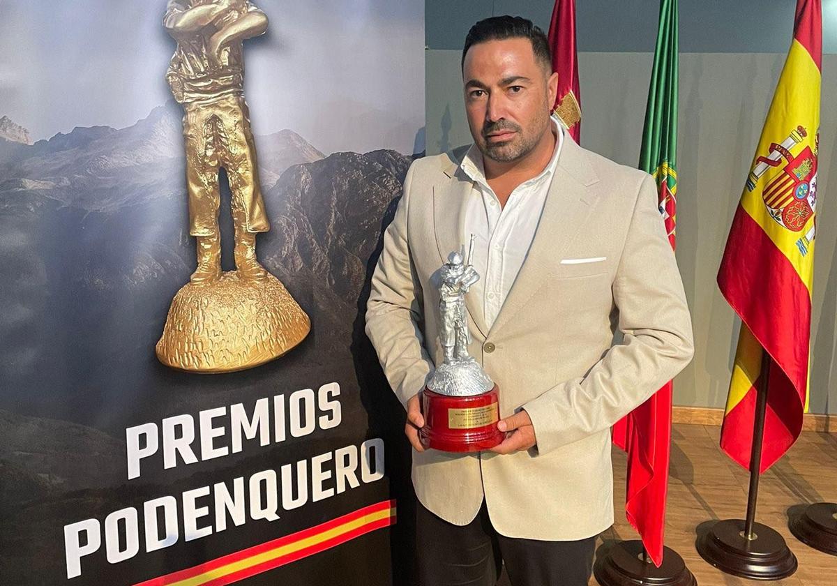El empresario oliventino Helio Cordero con el premio.