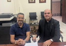 El regidor González y el párroco D.Jjesús Chacón en la firma del acuerdo.