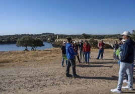 Alumnos recogiendo residuos junto a Puente Ajuda.
