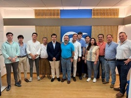 El nuevo presidente y los asistentes al nombramiento.