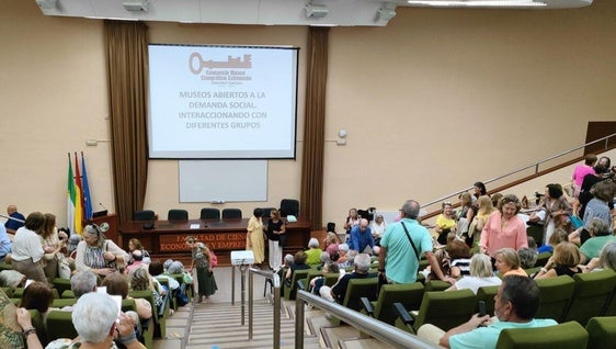 El Meegs acerca su labor al alumnado del Programa Universitario de Mayores de Extremadura