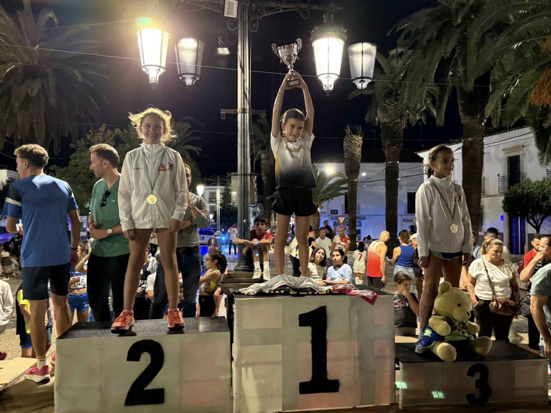 Numerosos deportistas de todas las edades participaron en la IV Carrera Popular 'Ciudad de Olivenza'