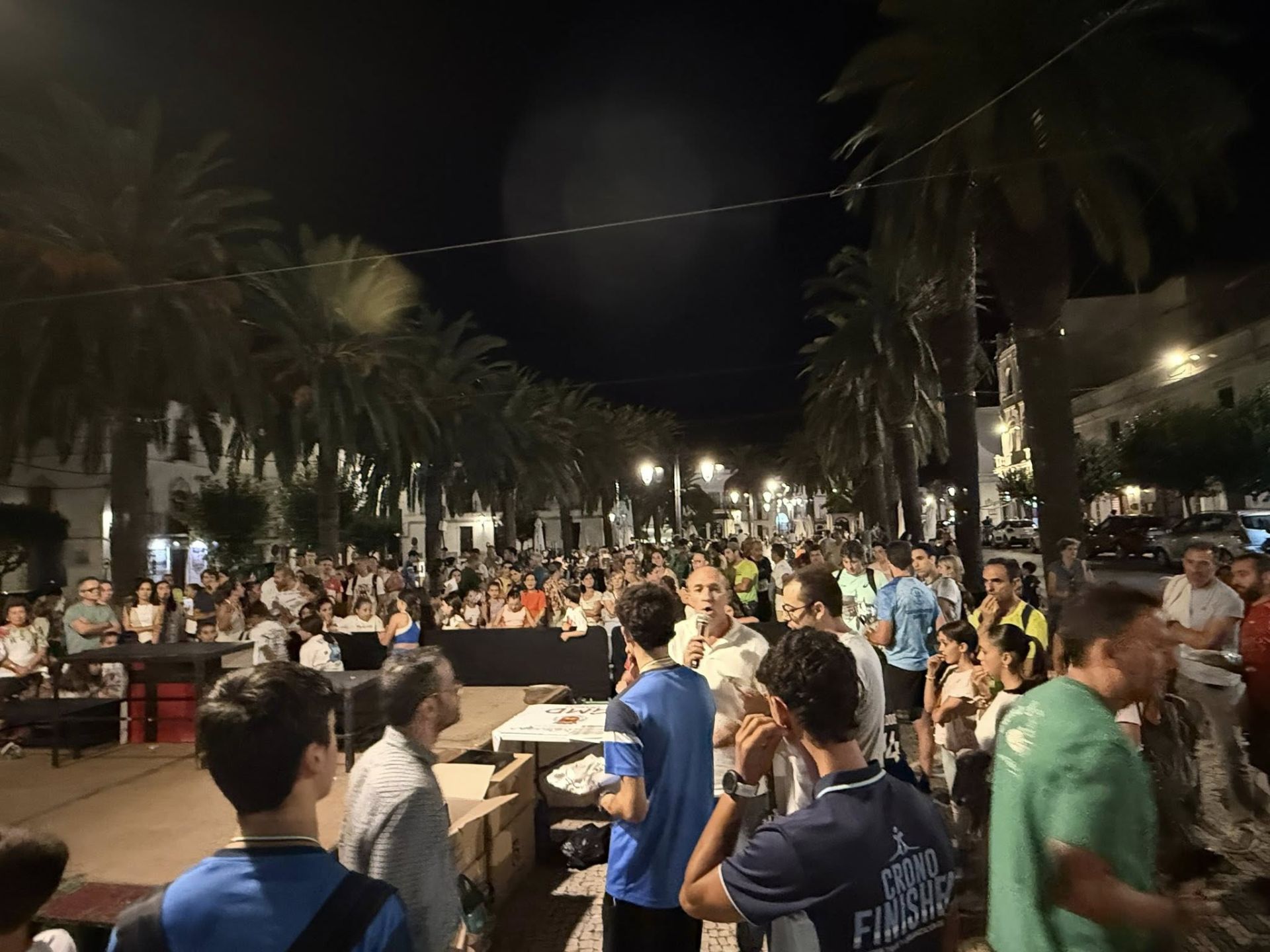 Numerosos deportistas de todas las edades participaron en la IV Carrera Popular 'Ciudad de Olivenza'