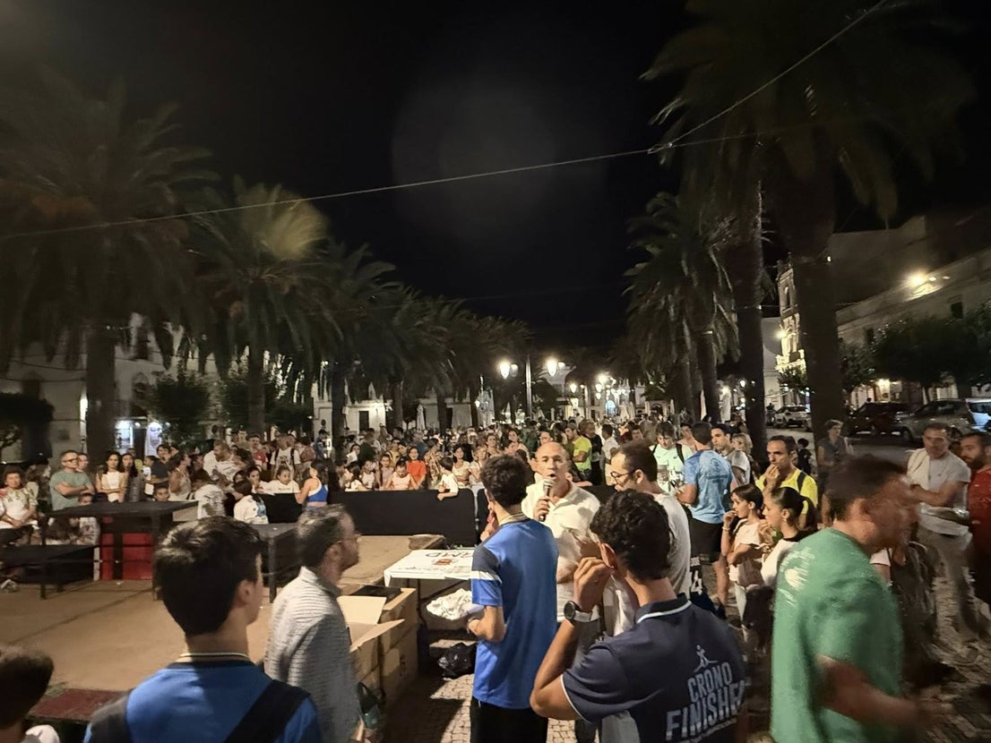 Numerosos deportistas de todas las edades participaron en la IV Carrera Popular 'Ciudad de Olivenza'