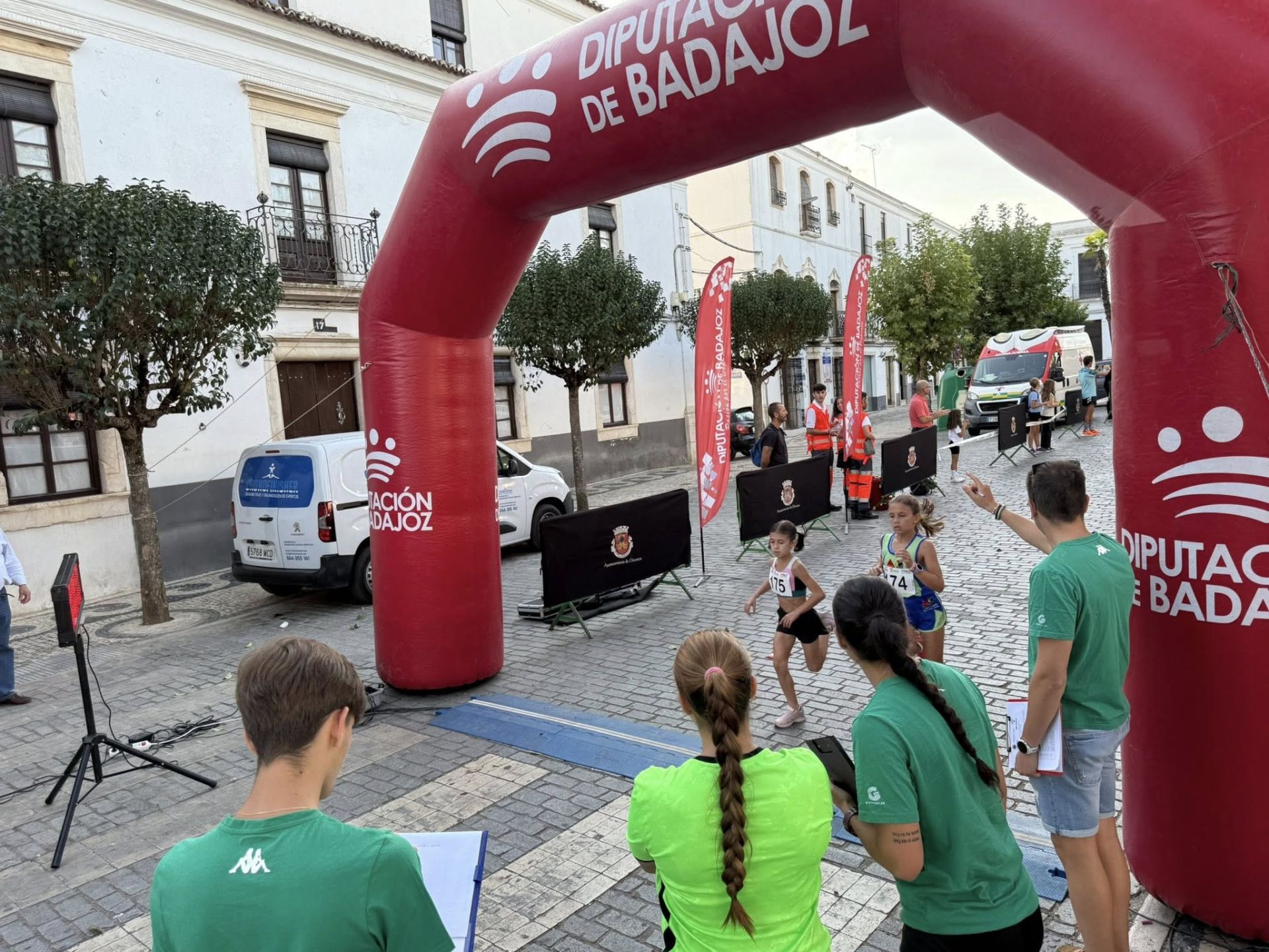 Numerosos deportistas de todas las edades participaron en la IV Carrera Popular 'Ciudad de Olivenza'