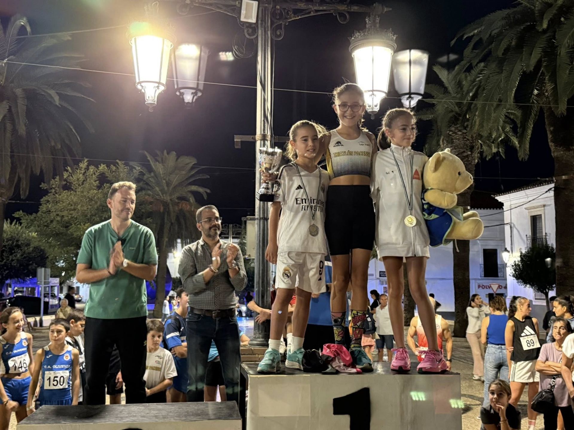 Numerosos deportistas de todas las edades participaron en la IV Carrera Popular 'Ciudad de Olivenza'