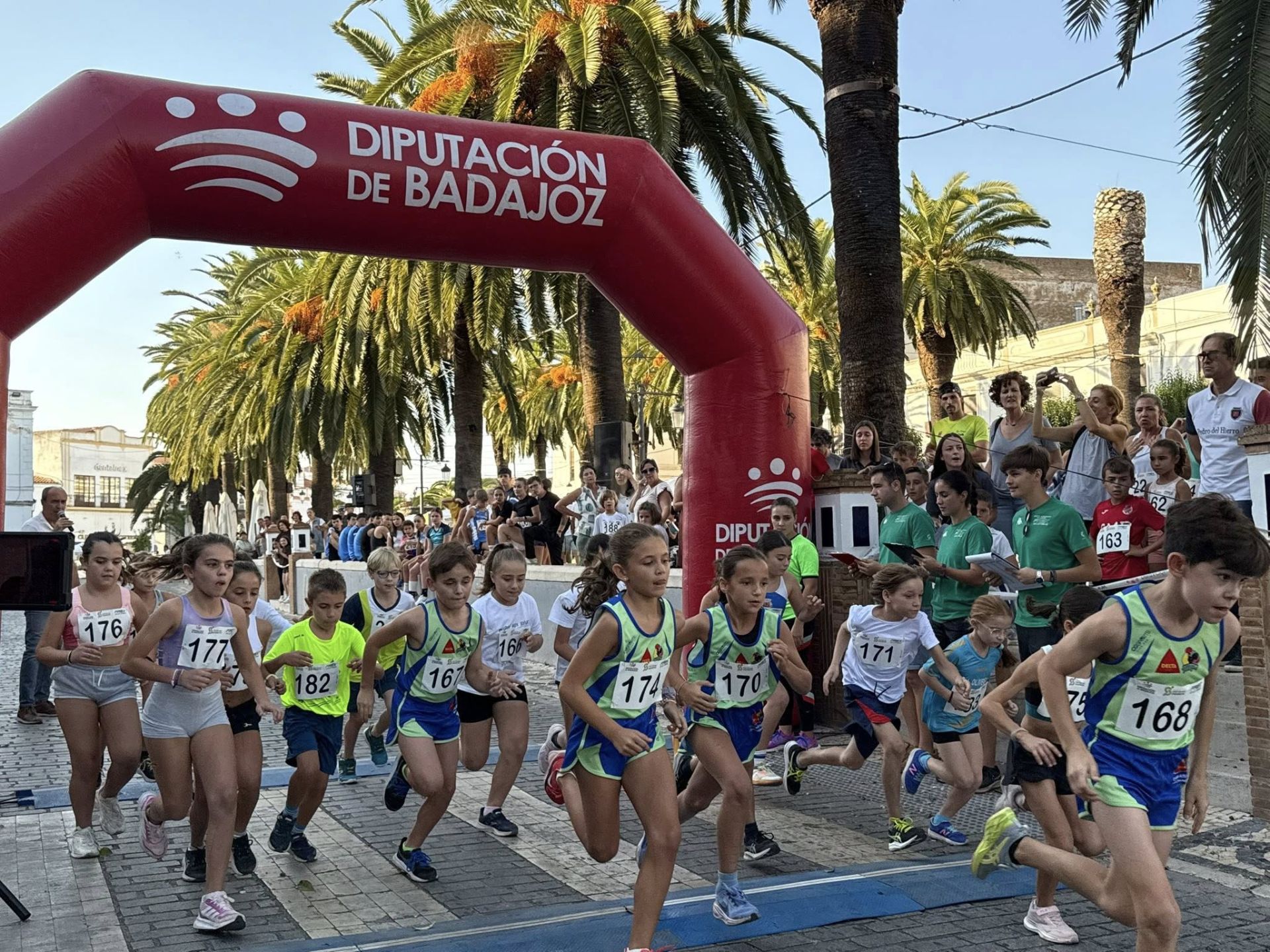 Numerosos deportistas de todas las edades participaron en la IV Carrera Popular 'Ciudad de Olivenza'
