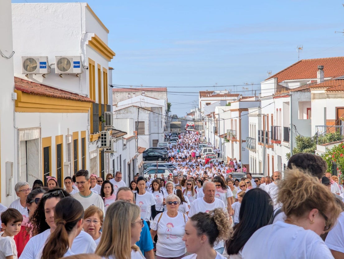 Olivenza se vuelca con 'Sonríe' en la XI Marcha Solidaria contra el cáncer de mama