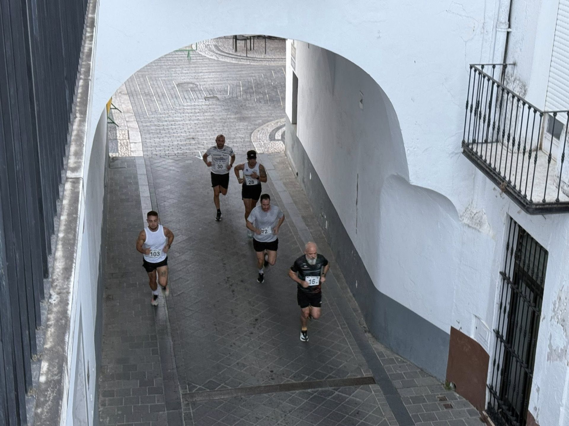 Numerosos deportistas de todas las edades participaron en la IV Carrera Popular 'Ciudad de Olivenza'