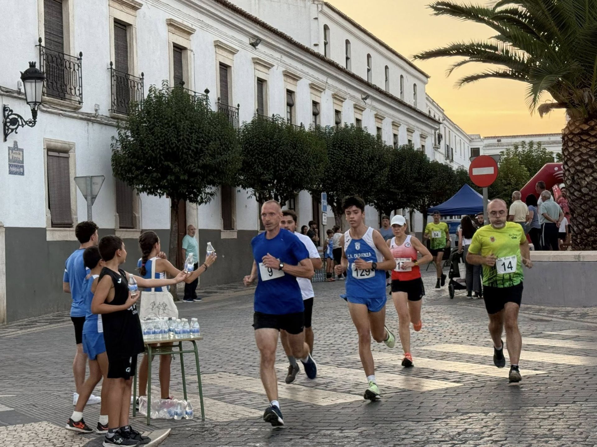 Numerosos deportistas de todas las edades participaron en la IV Carrera Popular 'Ciudad de Olivenza'