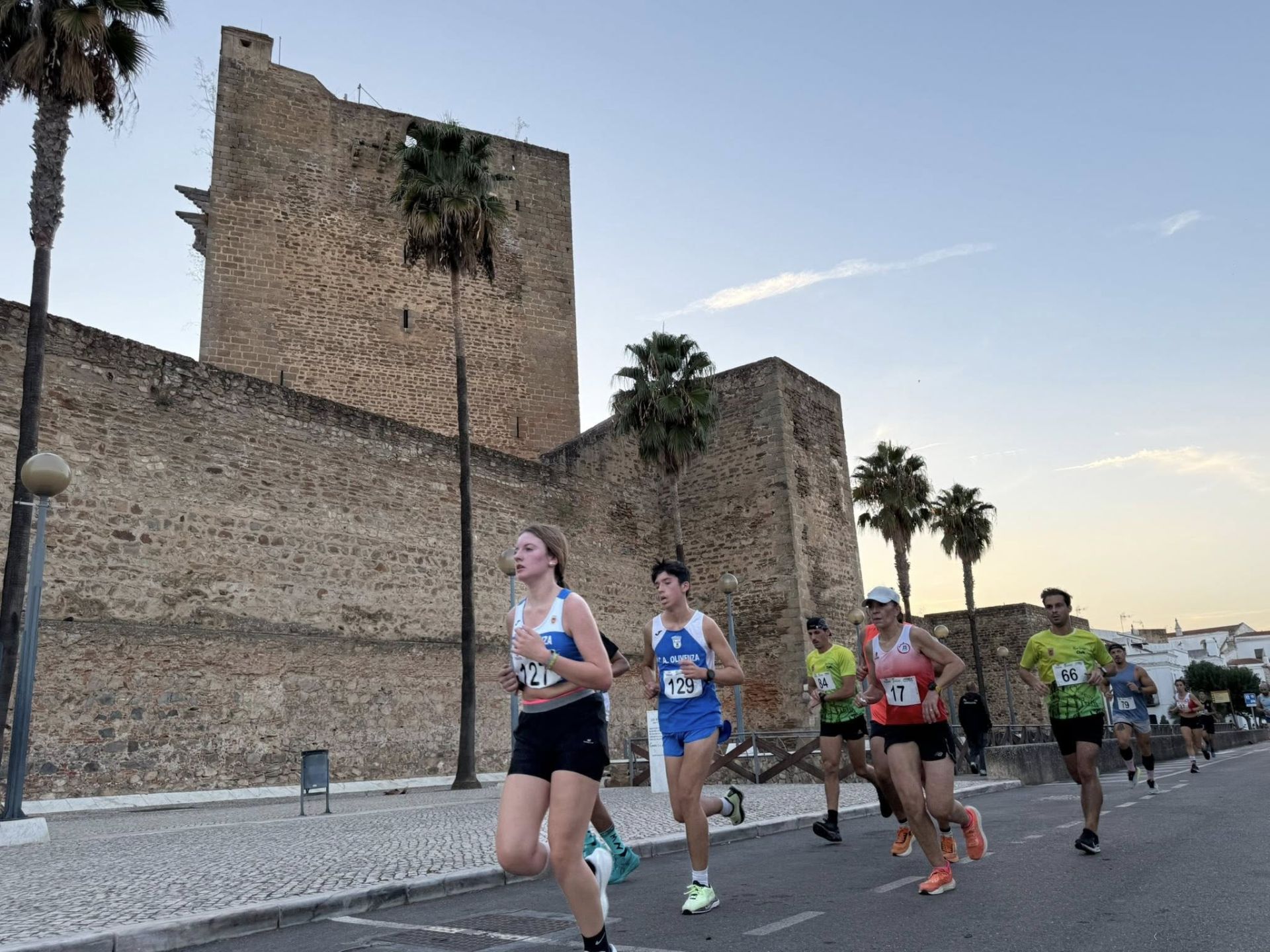 Numerosos deportistas de todas las edades participaron en la IV Carrera Popular 'Ciudad de Olivenza'