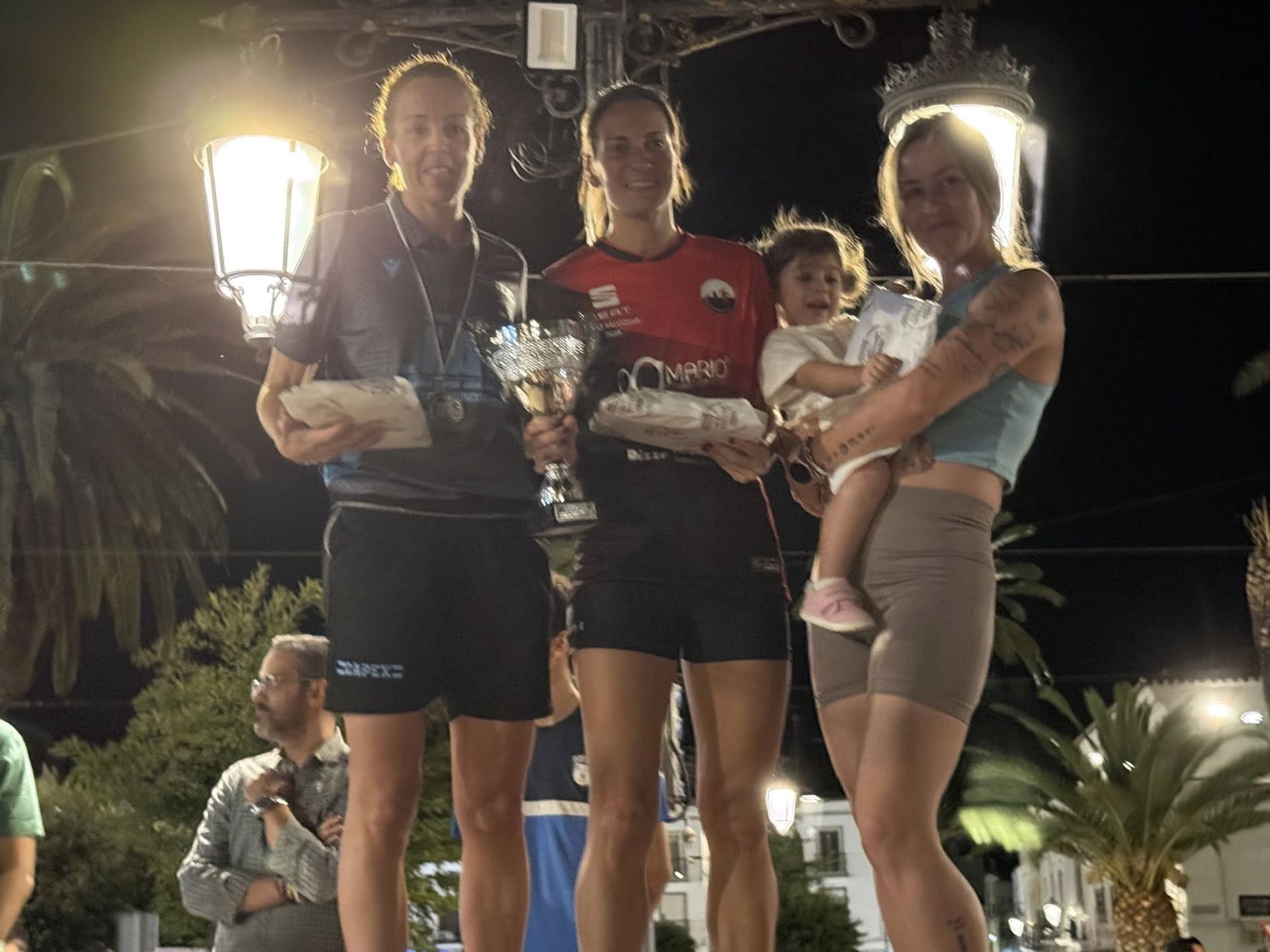 Numerosos deportistas de todas las edades participaron en la IV Carrera Popular 'Ciudad de Olivenza'