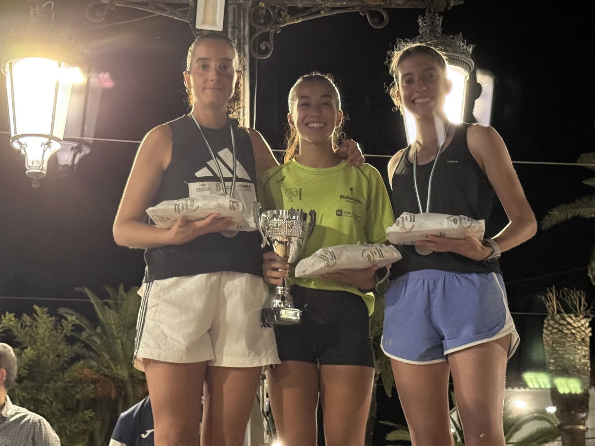 Numerosos deportistas de todas las edades participaron en la IV Carrera Popular 'Ciudad de Olivenza'