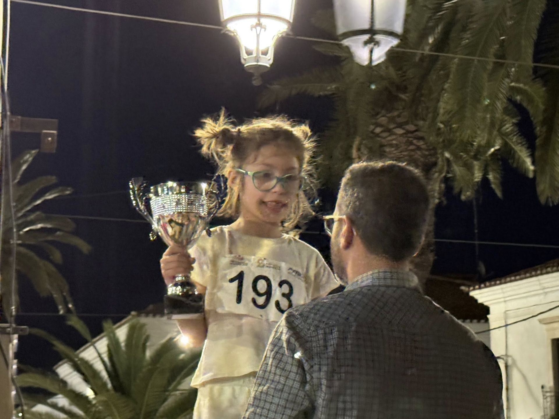 Numerosos deportistas de todas las edades participaron en la IV Carrera Popular 'Ciudad de Olivenza'