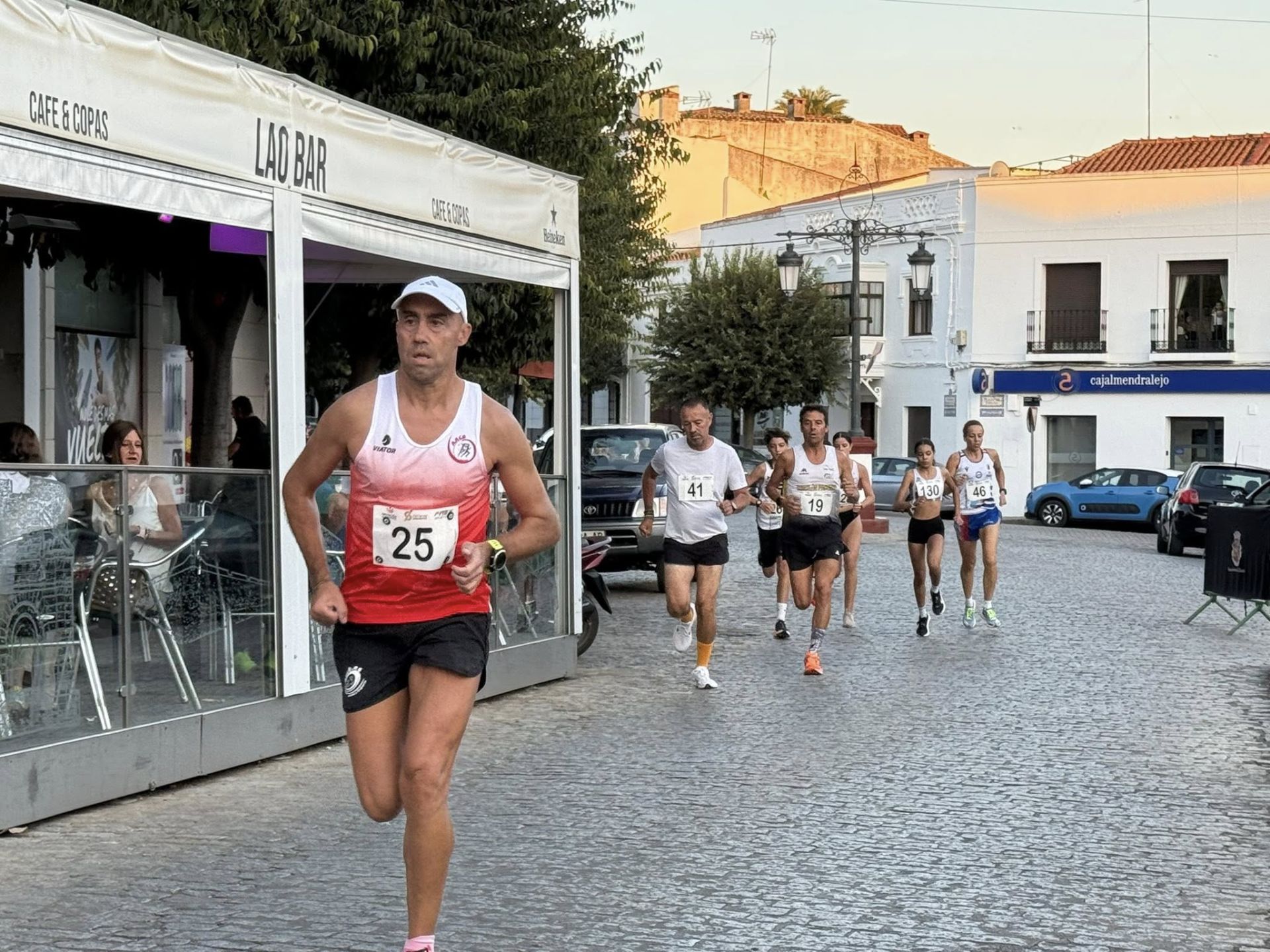 Numerosos deportistas de todas las edades participaron en la IV Carrera Popular 'Ciudad de Olivenza'