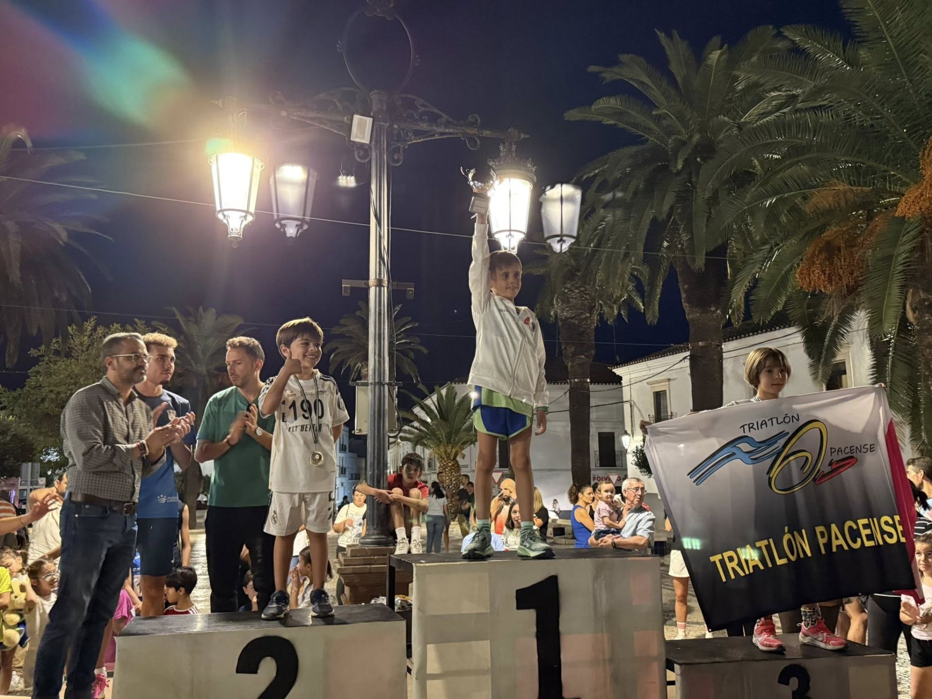Numerosos deportistas de todas las edades participaron en la IV Carrera Popular 'Ciudad de Olivenza'