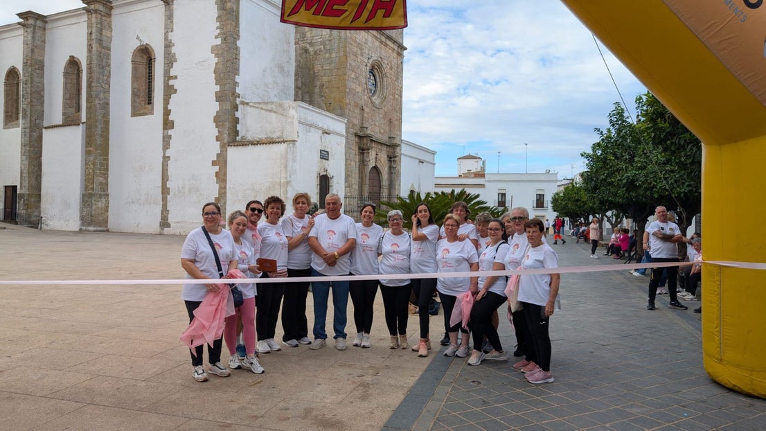 Olivenza se vuelca con 'Sonríe' en la XI Marcha Solidaria contra el cáncer de mama