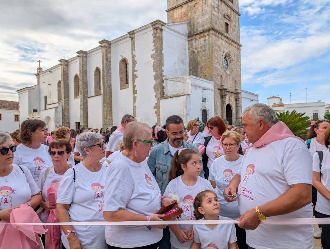 Olivenza se vuelca con 'Sonríe' en la XI Marcha Solidaria contra el cáncer de mama