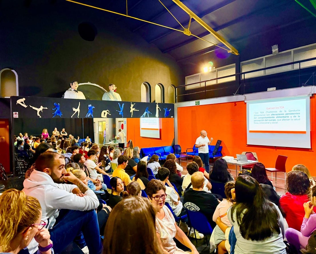 En torno a un centenar de jóvenes aprenden sobre alimentación saludable y prevención de trastornos alimentarios