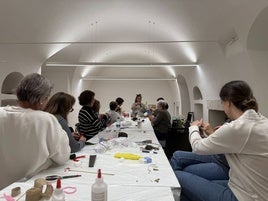 Las alumnas aprende a crear decoración con material reciclado.