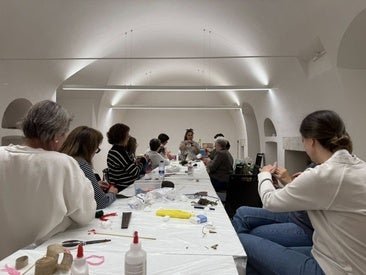 Un taller enseña a crear decoración navideña ante la llegada inminente de esas fiestas