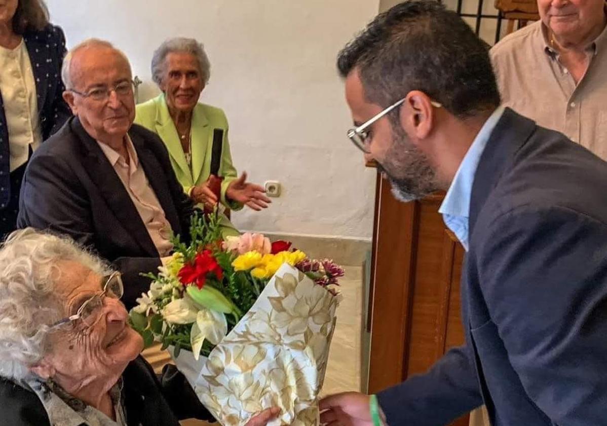 María del Carmen fue felicitada por el regidor en su último cumpleaños.