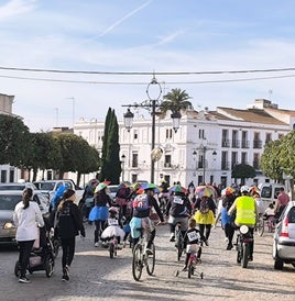 Las familias participaron en la II Marcha 'Sobre Ruedas' del AMPA Sagrado Corazón