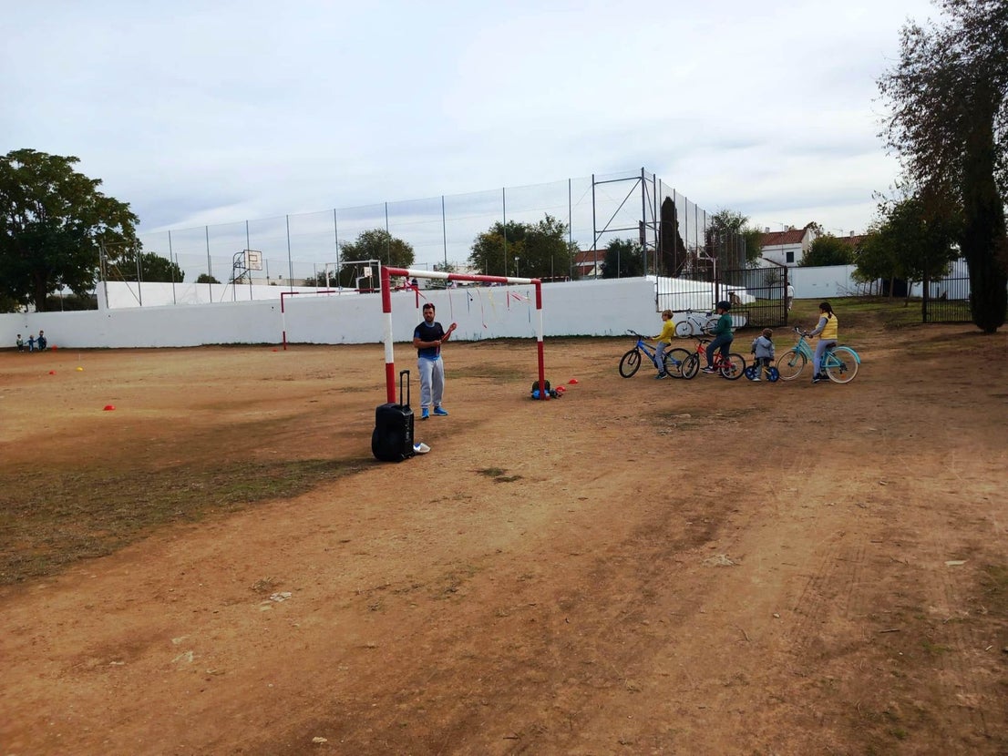 Las familias participaron en la II Marcha 'Sobre Ruedas' del AMPA Sagrado Corazón