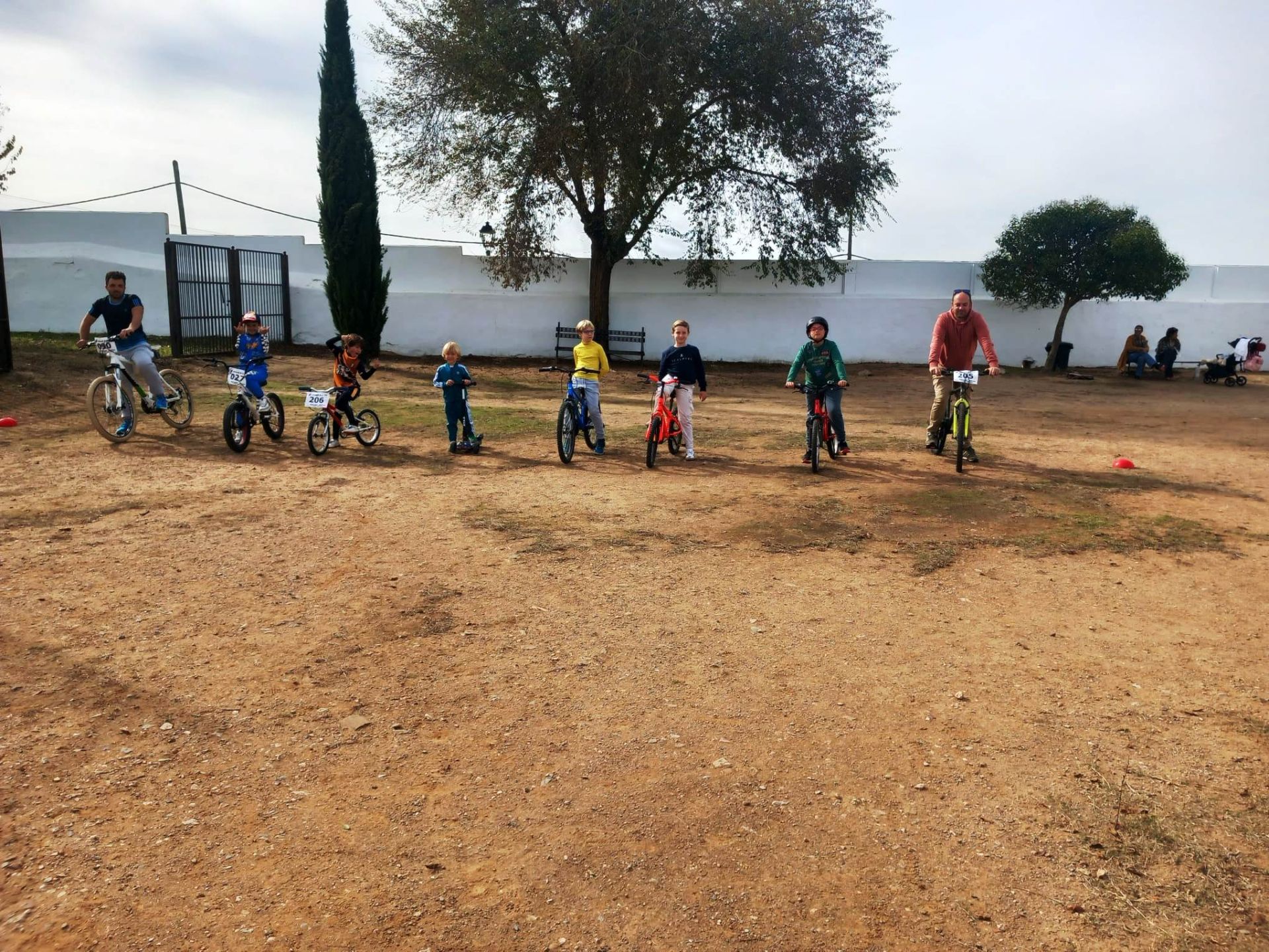 Las familias participaron en la II Marcha 'Sobre Ruedas' del AMPA Sagrado Corazón